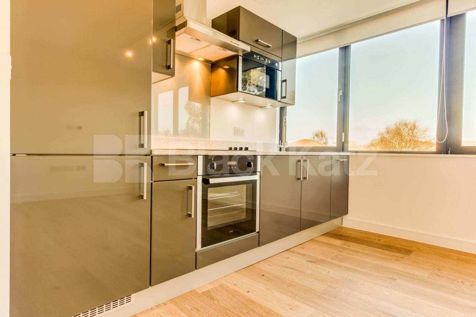 			PRICE REDUCTION, 2 Bedroom, 1 bath, 1 reception Apartment			 Pembroke, Muswell Hill